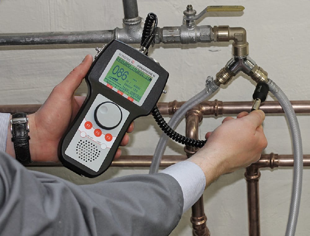 Plumber testing pipes with electronic leak detection equipment in Melbourne